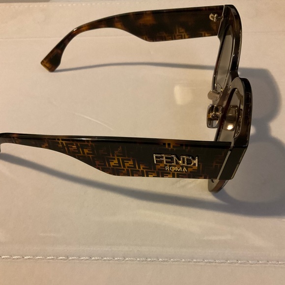 Authentic Fendi monogram brown gradient sunglasses - Picture 5 of 7